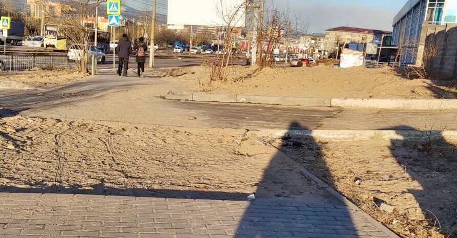 СТРОИТЕЛИ СЛОМАЛИ ТРОТУАР